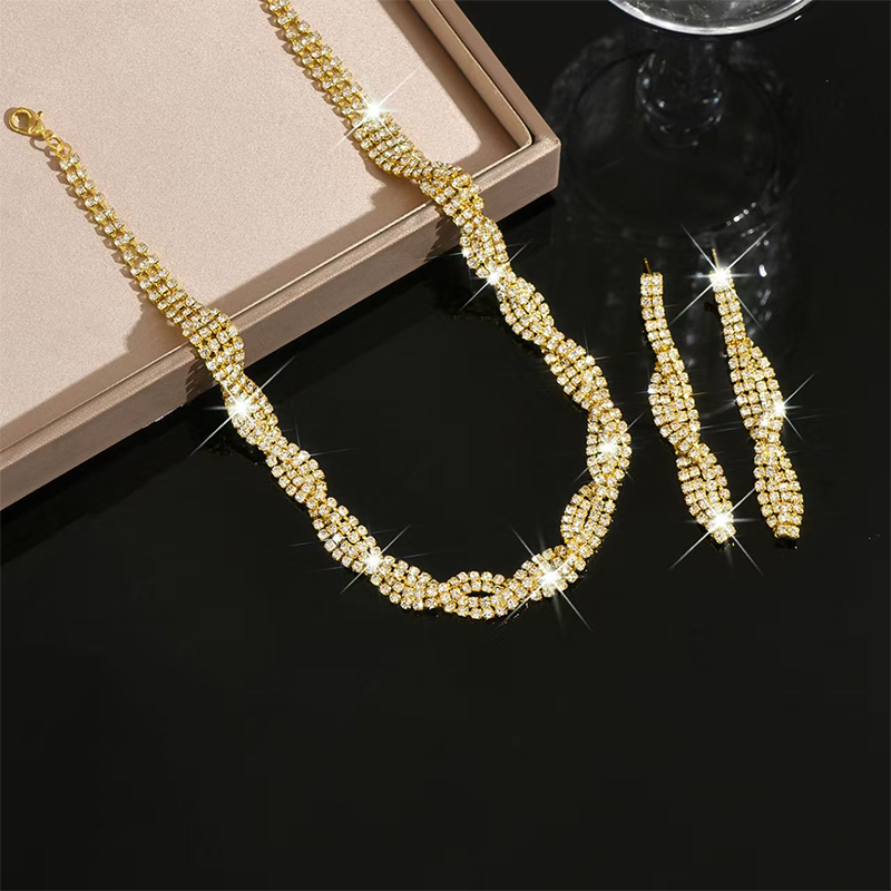 🎉 2026 Sale — Over 21,500 Sold ✨ Sparkling Rhinestone Claw Chain Necklace & Earrings Set 💎